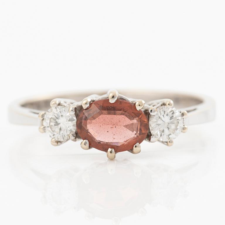 Ring 18K vitguld med turmalin och briljantslipade diamanter.