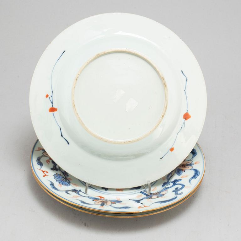 Three imari export porcelain plates, Qing dynasty, 18th century.