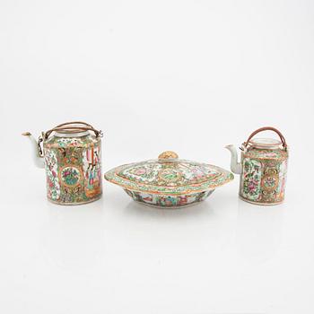 Karott med lock samt tekannor 2 st Kina Kanton  1800-talets andra hälft porslin.
