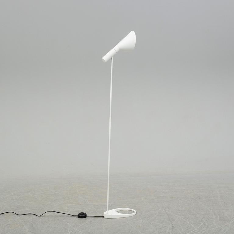 ARNE JACOBSEN, golvlampa, "AJ", Louis Poulsen, Danmark.