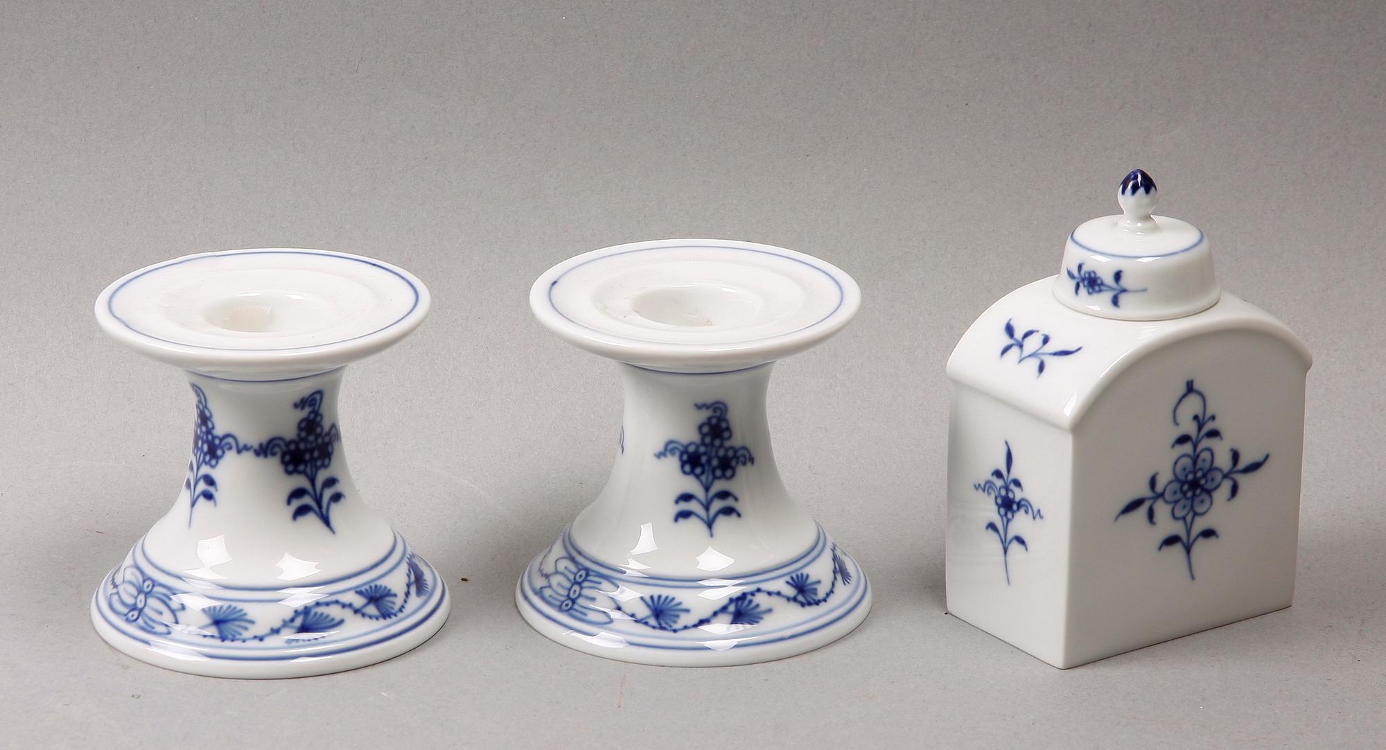 LJUSSTAKAR, ett par, samt TEDOSA, porslin, Meissen.
