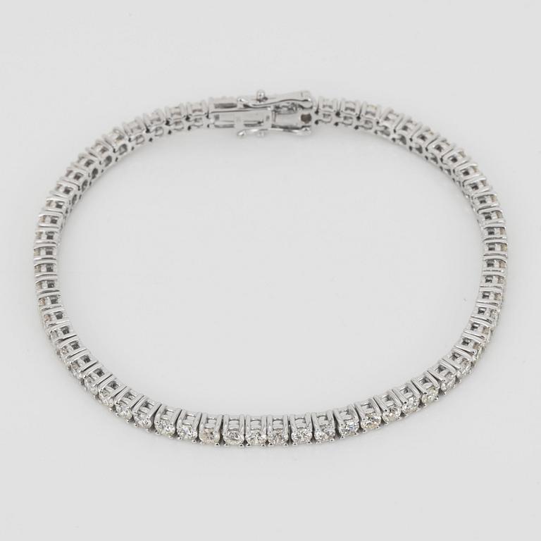 A brilliant-cut diamond bracelet, total gem weight circa 3.70 cts.