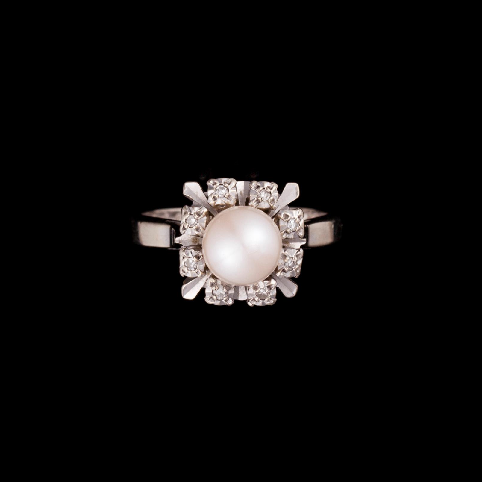 RING, 18K vitguld, pärla, diamanter. vikt ca 4,7 g.