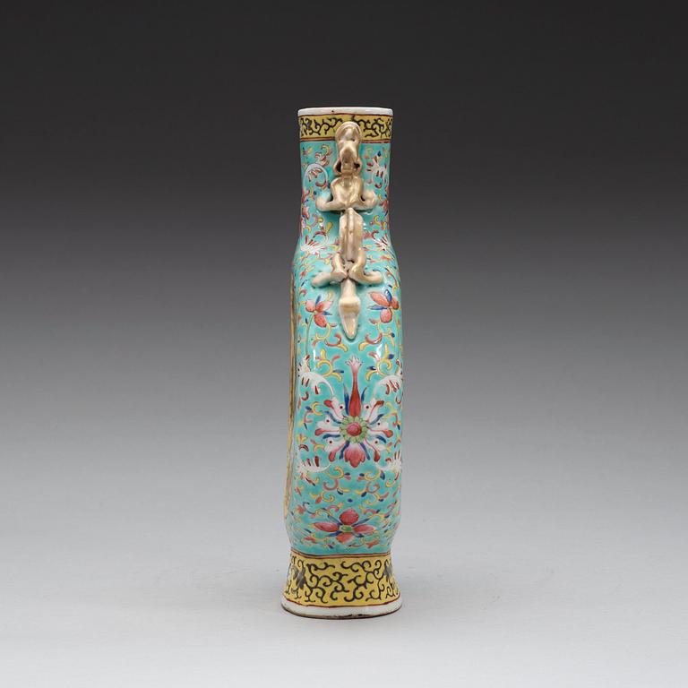 A famille rose dragon moon flask, Qing dynasty 19th century.