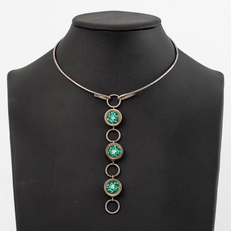 Lars Arby, halsring med hänge, silver med emalj.