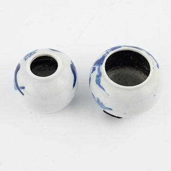 A group of 17 Chinese porcelain objects, China, late Qing/20th Century.