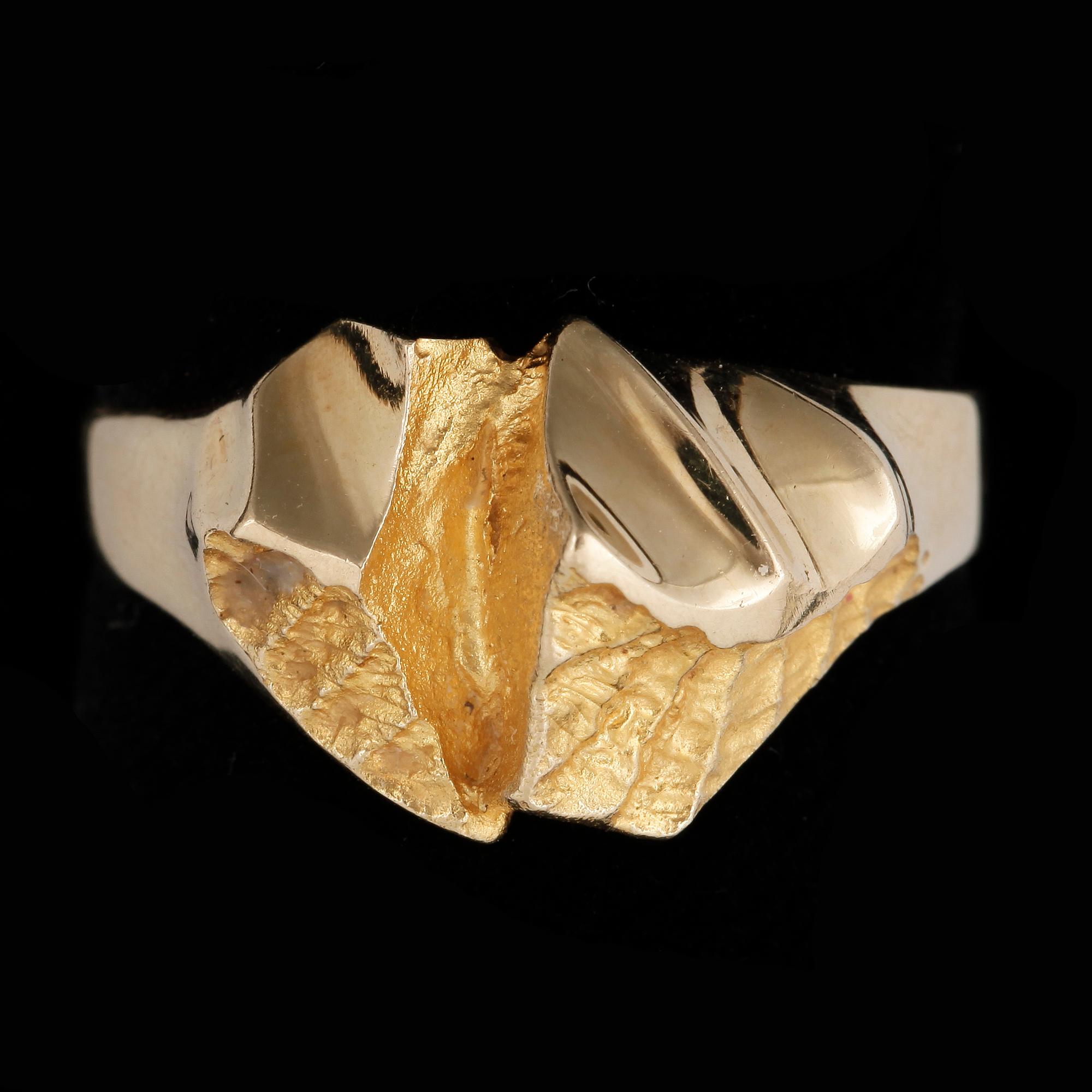 RING, 18k guld, möjligen Matti Hyarinen, Finland. Vikt 4,6 g.
