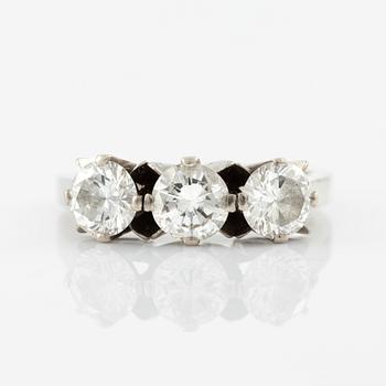 Ring, A.Tillander,  18K vitguld med tre briljantslipade diamanter.
