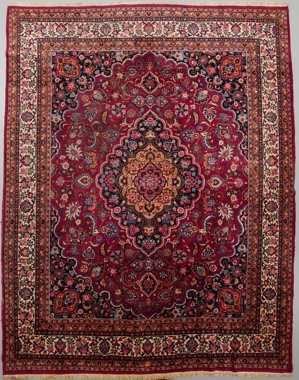 MATTA, old/semiantik, Meshed/Moud. Signerad. Ca 394 x 313 cm.