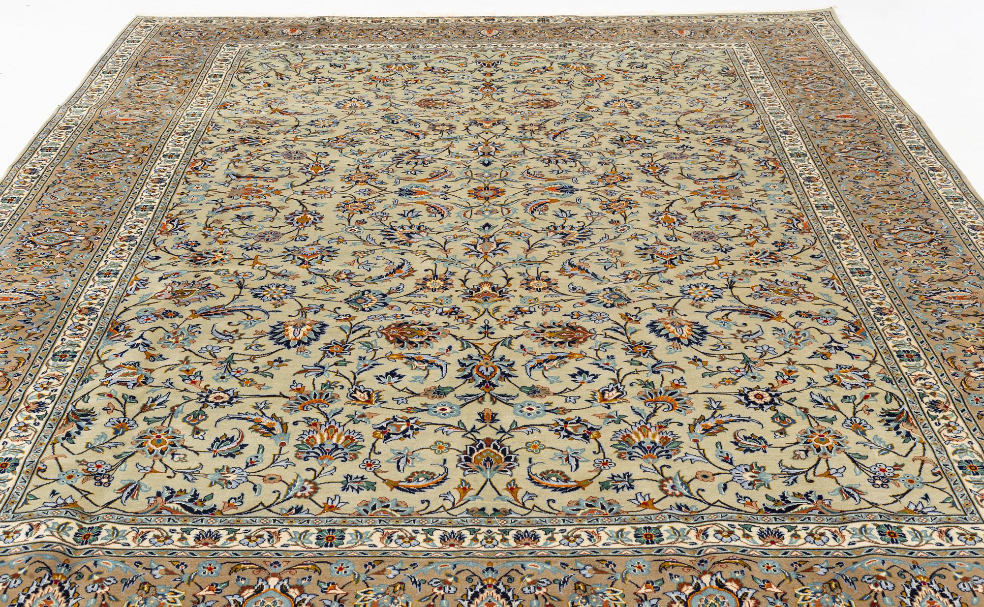 A Kashan carpet, ca 395 x 277 cm.