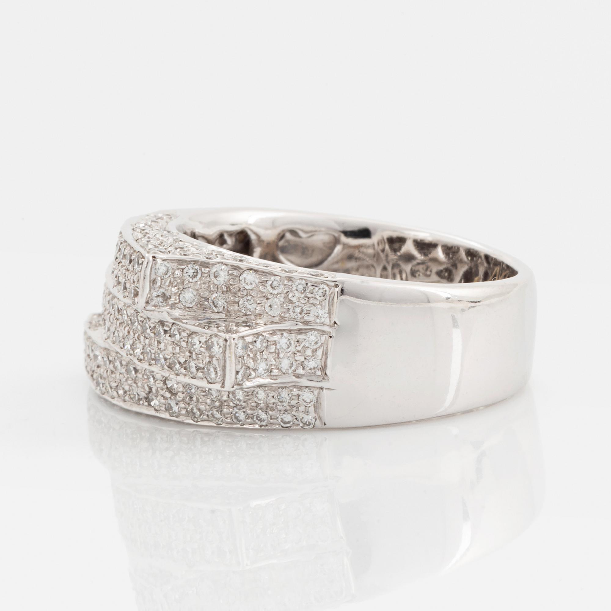 Ring, med briljantslipade diamanter.