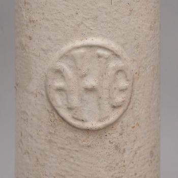 VATTENPUMP samt TRÄDGÅRDSURNOR, ett par, gjutjärn, 1900-talets första hälft.