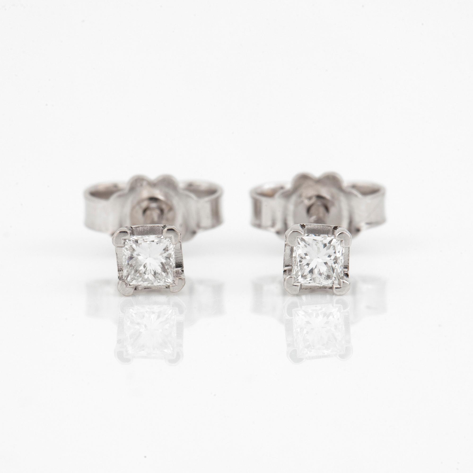 ÖRHÄNGEN, ett par, 14K vitguld med prinsesslipade diamanter totalt ca 0.22 ct. Total vikt ca 0,90 gram.