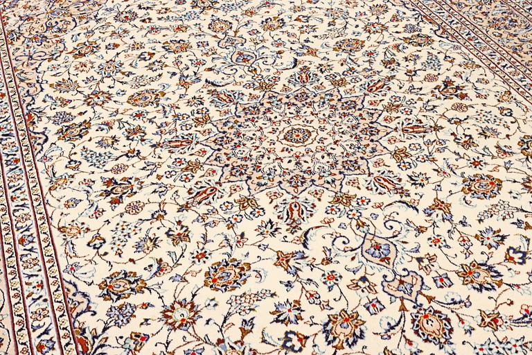 A Kashan carpet, a. 405 x 295 cm.
