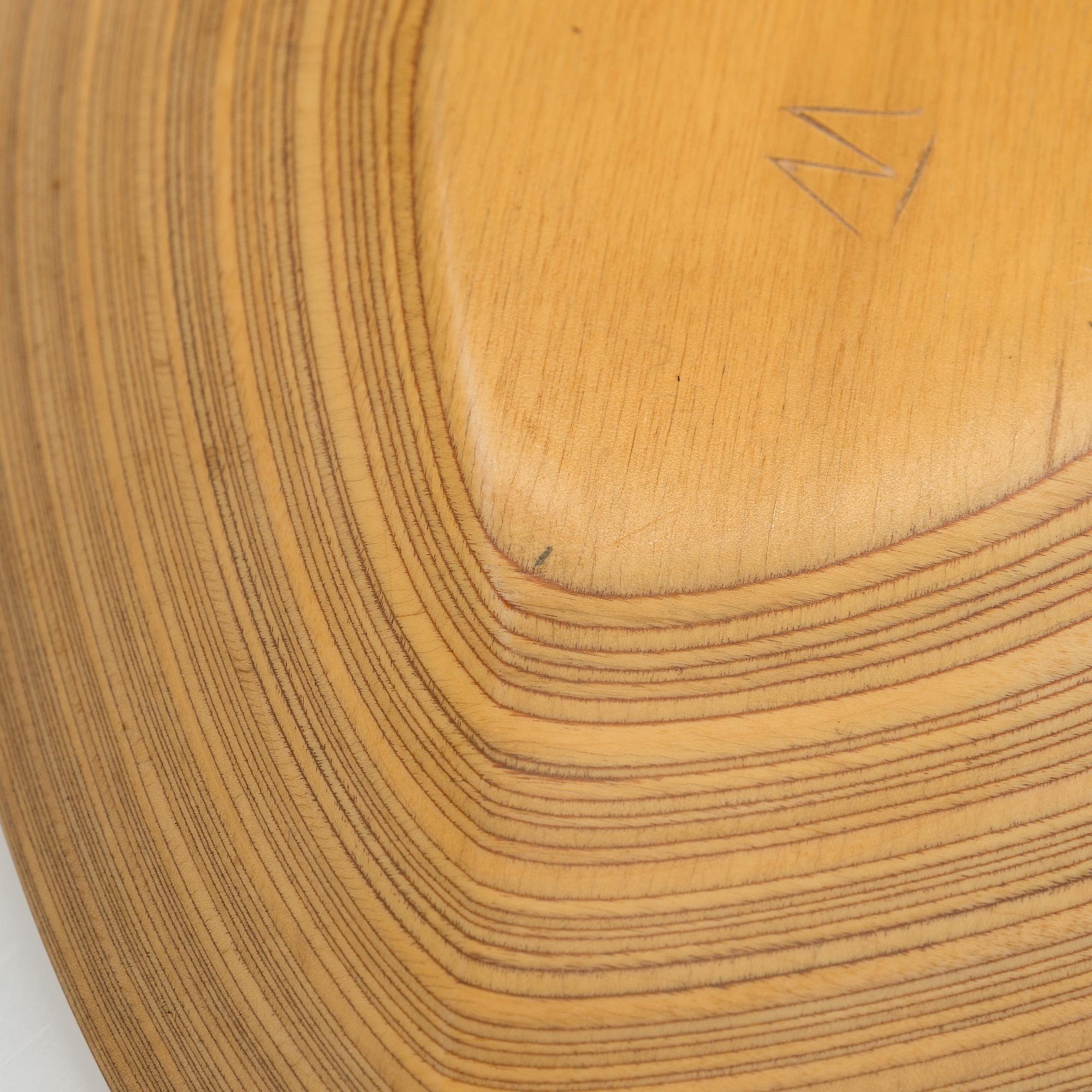 Tapio Wirkkala, vanerivati, signeerattu TW.