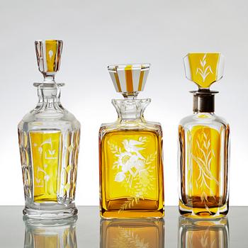 KARAFFER, 3 st glas samt silver, Böhmen, 1800/1900-tal.