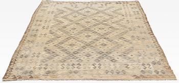Kelim, modern tillverkning. Ca 300 x 202 cm.