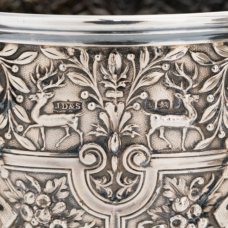 Vinkanna och bägare, sterlingsilver, Alfred Ivory, London 1864 resp. James Dixon & Sons Ltd, Sheffield 1895.