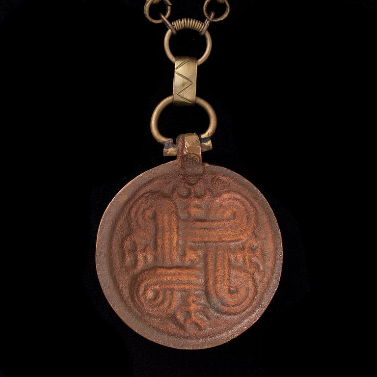HALSSMYCKE, brons, "Hannunvaakuna", Kalevala Koru, 1900-talets första hälft.