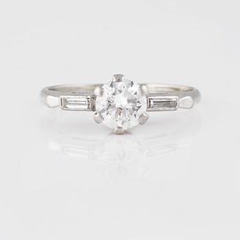 RING, 18K vitguld med äldre briljantslipad diamant 0.82 ct samt 2 baguetteslipade diamanter. Vikt 2,6 gram.