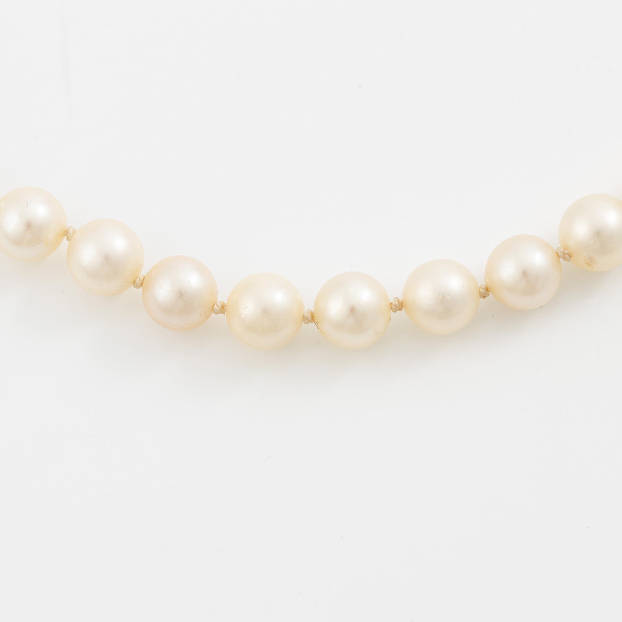 Pärlcollier, odlade pärlor, med lås i 18K guld med diamanter.