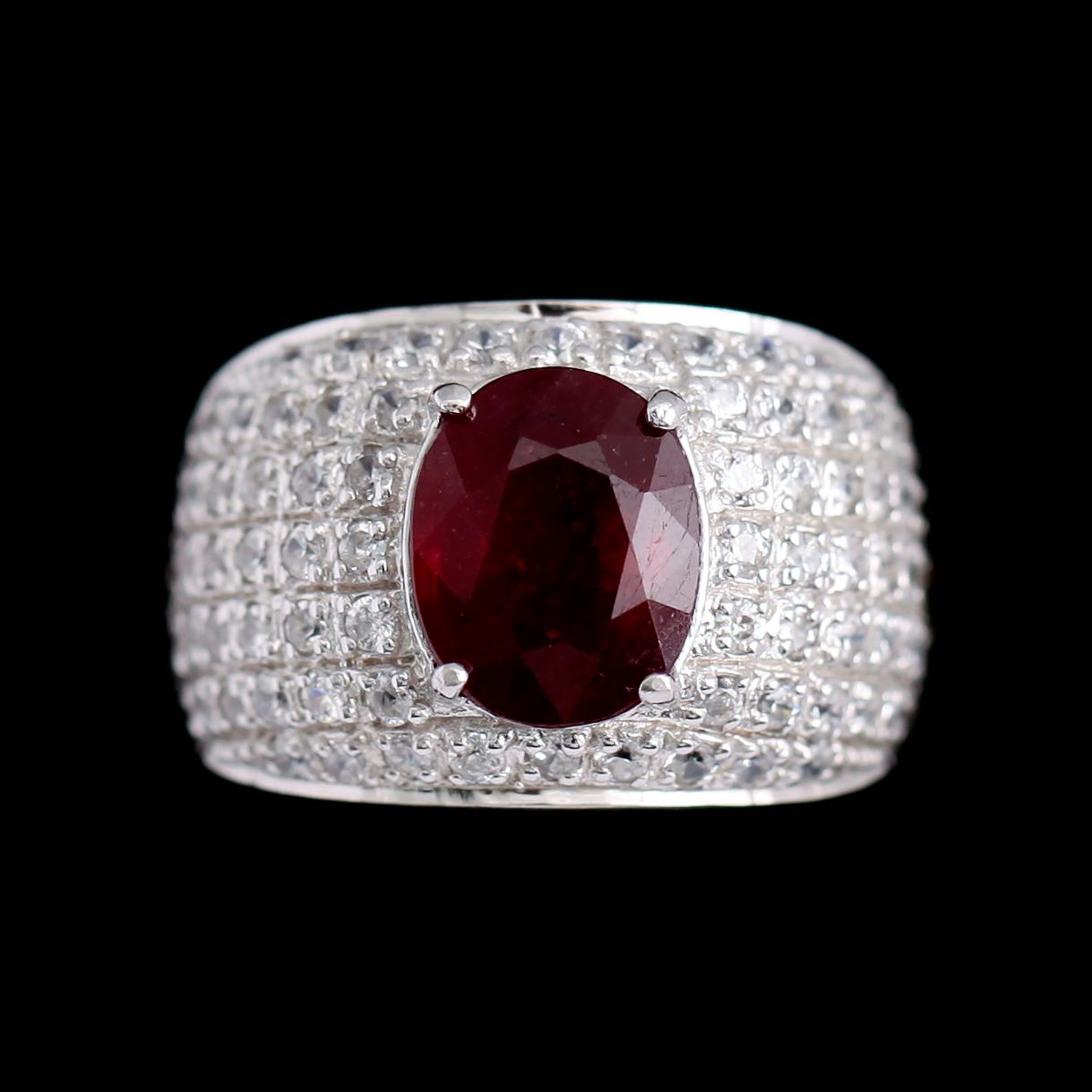 RING, silver, vita safirer och rubin 2.50 ct. Total vikt ca 5 g.