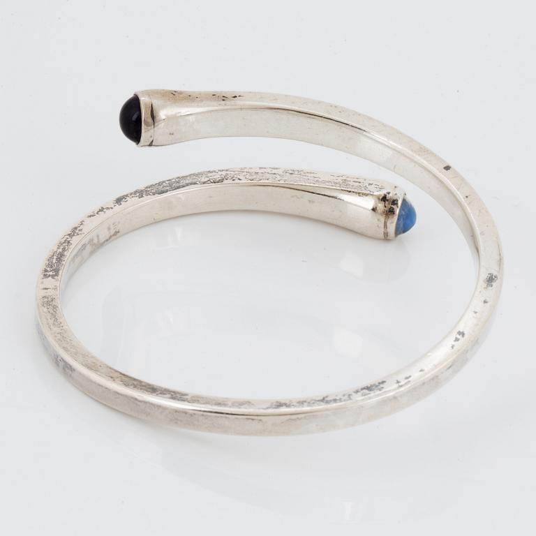 SVEN-ERIK HÖGBERG, Ring + Armring, silver med cabochonslipade stenar.