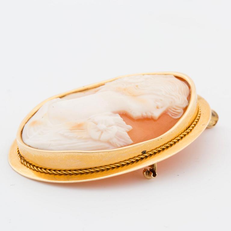 HÄNGE/BROSCH, med snäckskalscamé, 1942,