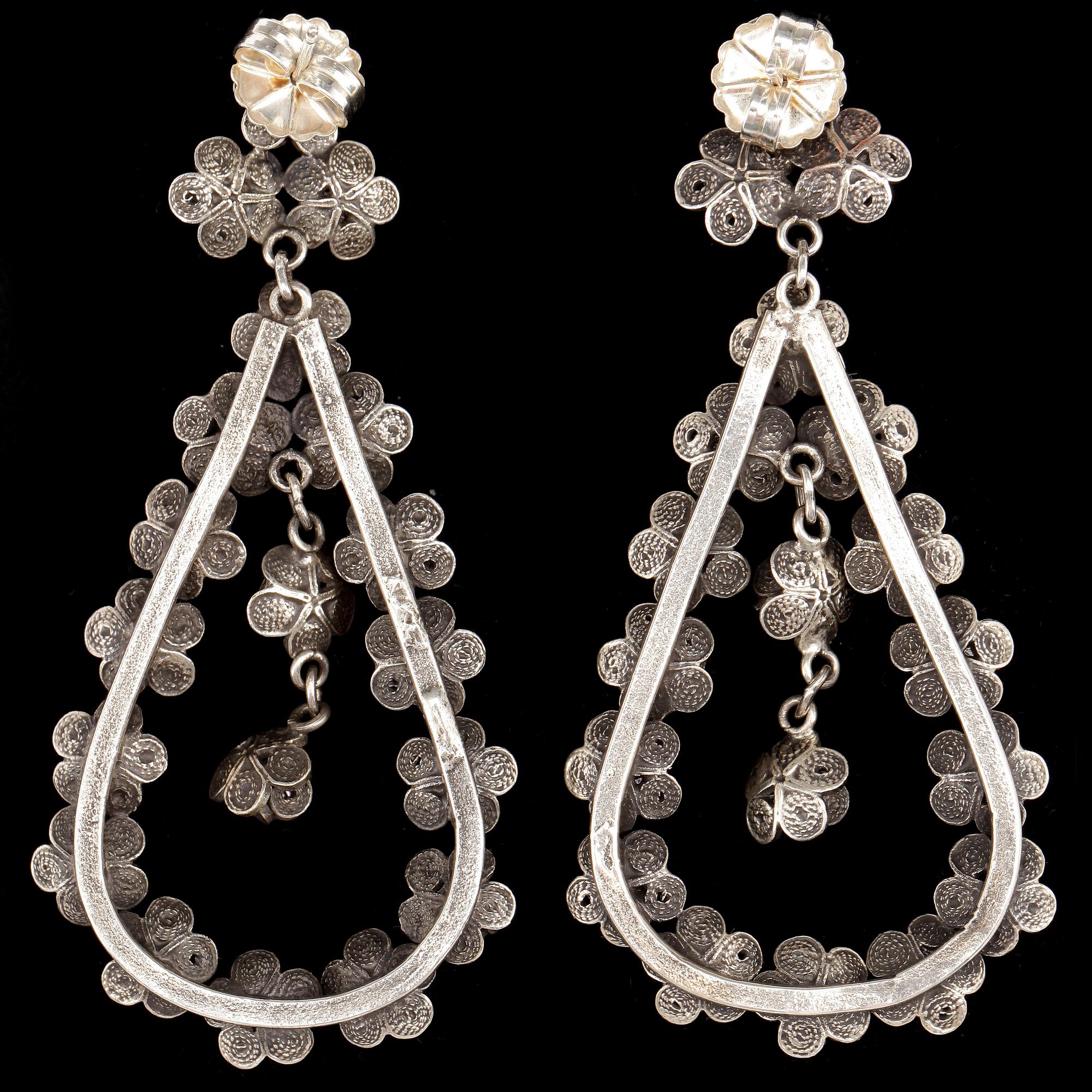 ÖRHÄNGEN, ett par, silver och sötvattenspärlor, Yvone Christa, New York 2011/12.