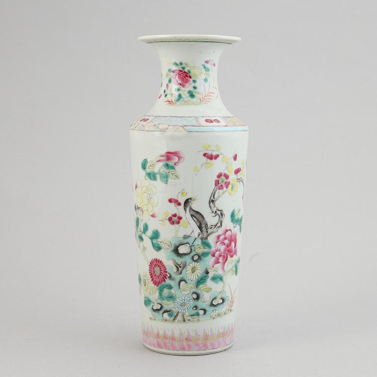 A famille rose vase, Qing dynasty, 19th Century.