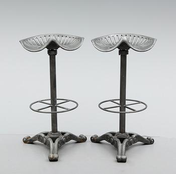 BARSTOLAR, 2 st, gjutjärn, 1900-talets andra hälft.