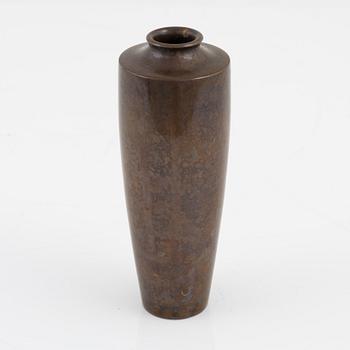A Japanese bronze vase, Meiji period (1868-1912).