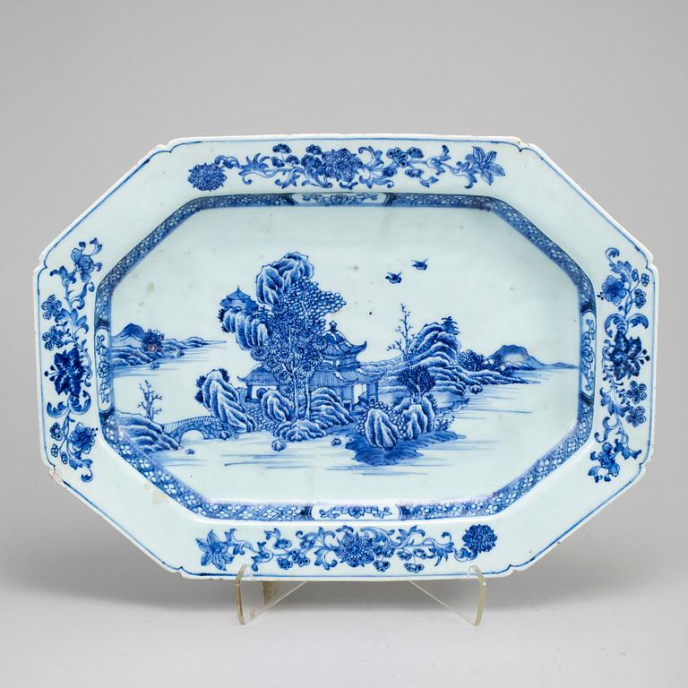 A blue and white export porcelain tureen with cover and dish, Qing dynasty, Qianlong (1736-95).