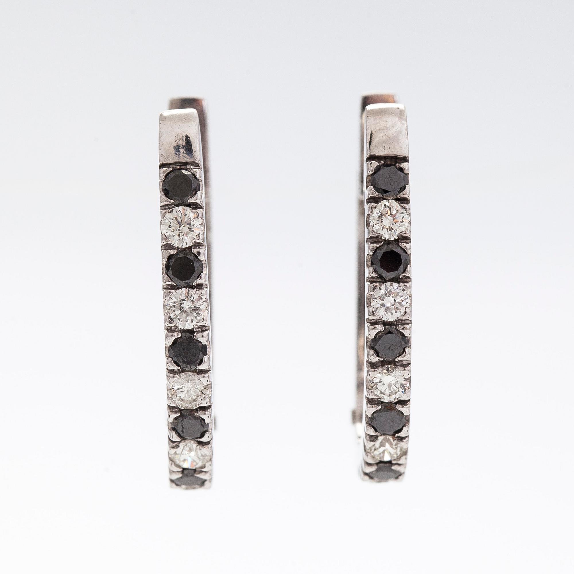 Örhängen, briljantslipade svarta och färglösa diamanter, 14K vitguld.