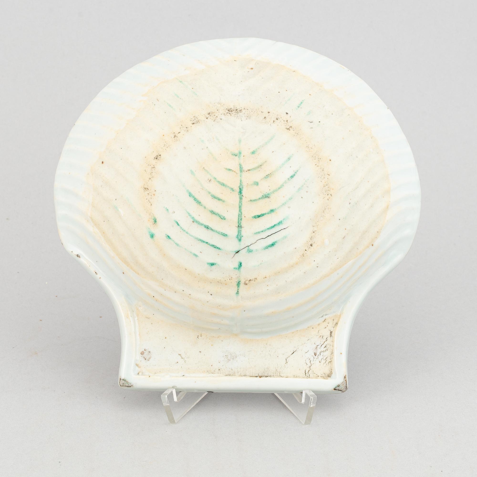 A group of 7 blue and white dishes, 18/20th Century.