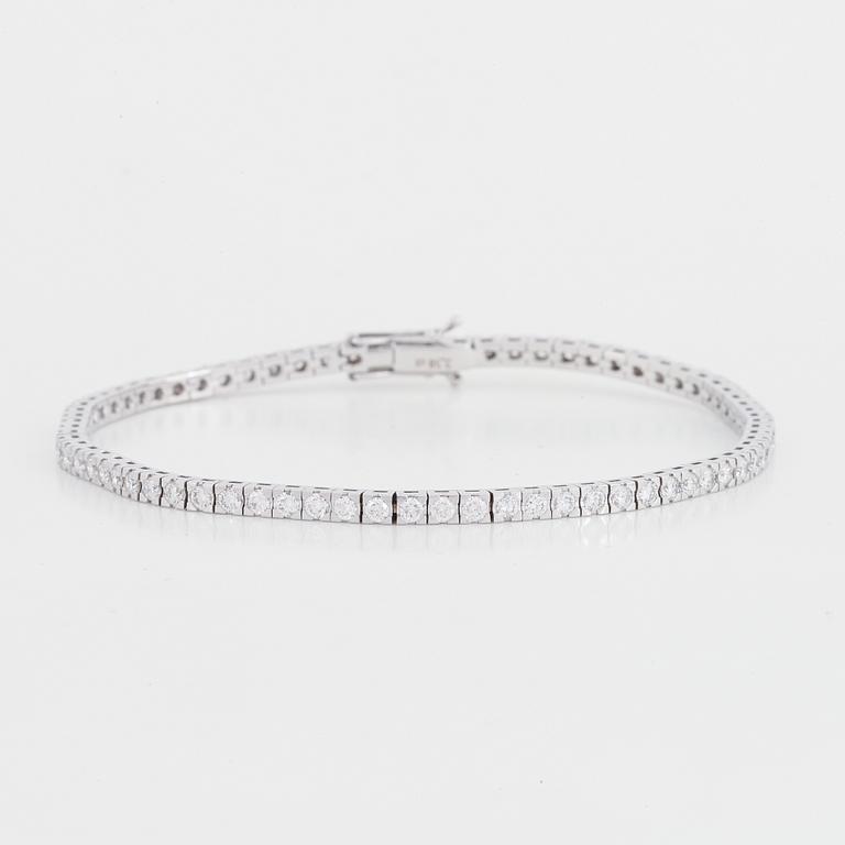 Brilliant cut diamond tennis bracelet.