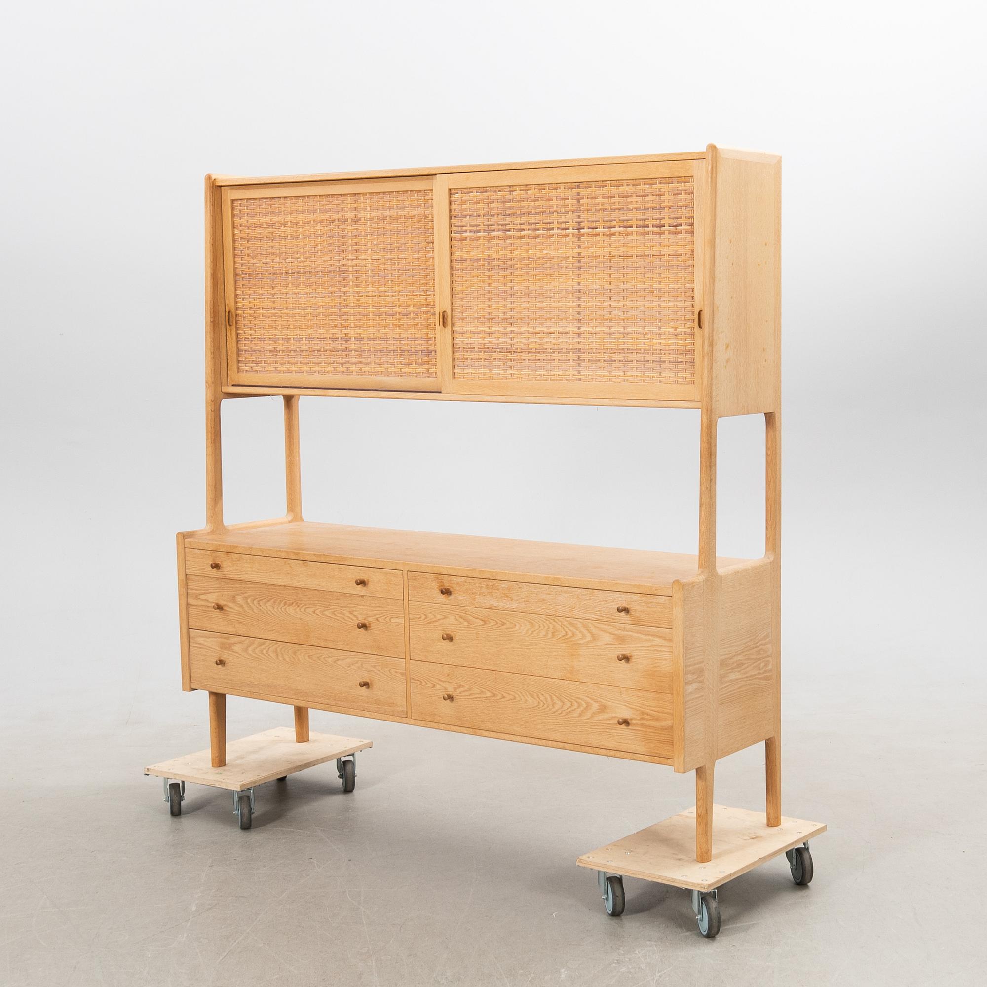 Hans J. Wegner, Skåp, "RY-20" för Ry Möbler, Danmark.