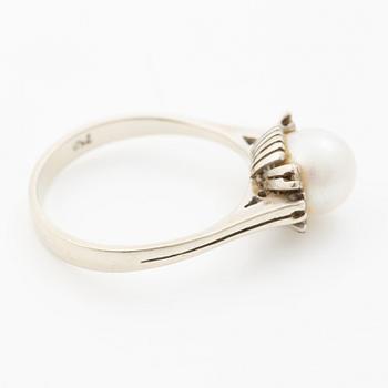 18K white gold ring with a cultured pearl and small diamonds.