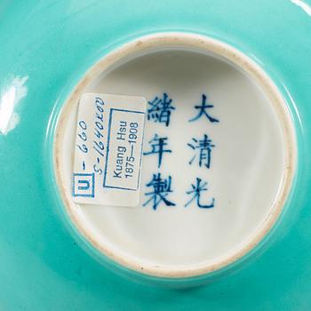 An green glazed and blue and white bowl, late Qing dynasty (1644-1912), with Guangxu six character mark.