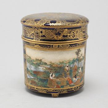 A Satsuma jar wit lid from Japan, Kinkozan tsukuru mark, made around year 1900.