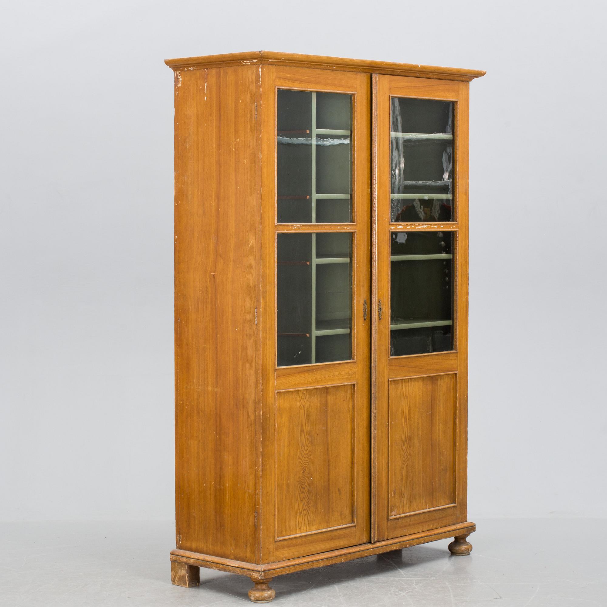 VITRINSKÅP, omkring sekelskiftet 1800/1900.