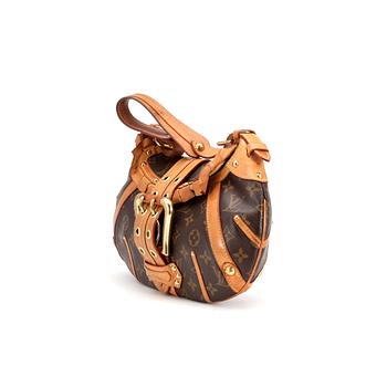 LOUIS VUITTON, a monogram canvas shoulder bag.