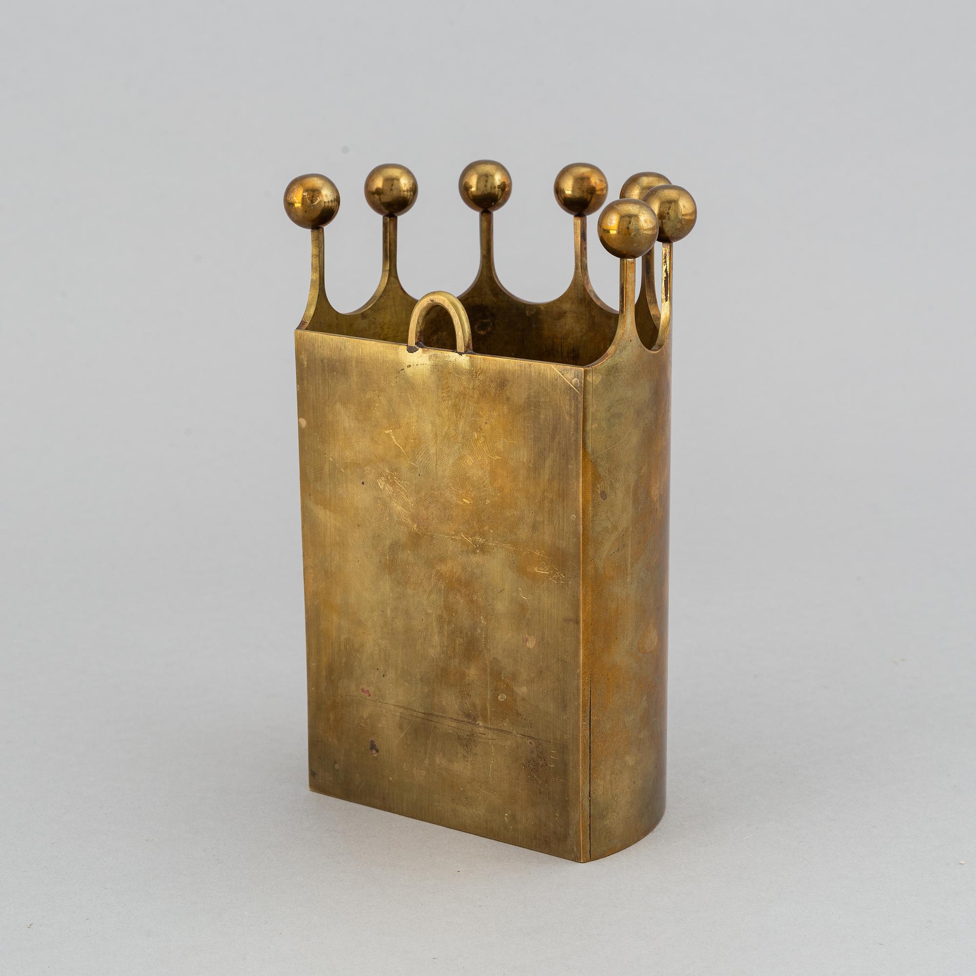 PIERRE FORSELL, vägghängd vas, mässing, Skultuna.