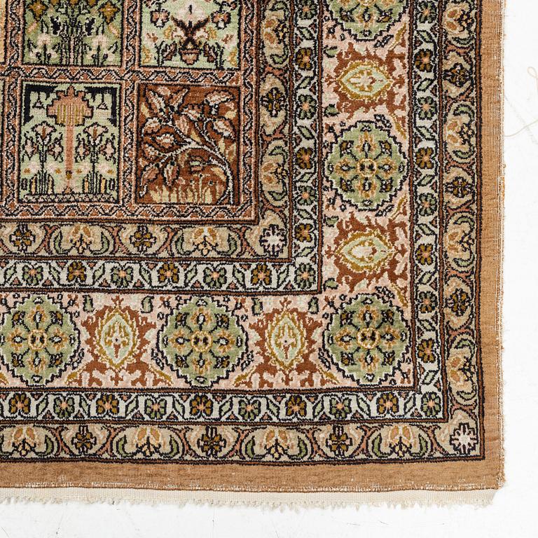 Matta, silke, ca 300 x 210 cm.