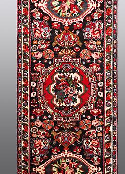 A RUNNER, Bakhtiari, ca 318 x 123 cm.