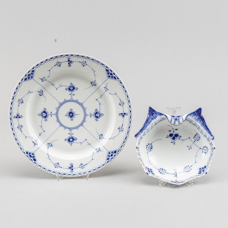 Royal Copenhagen, mat- samt kaffeservis, 85 delar, porslin. "Musselmalet", Danmark, 1900-tal.
