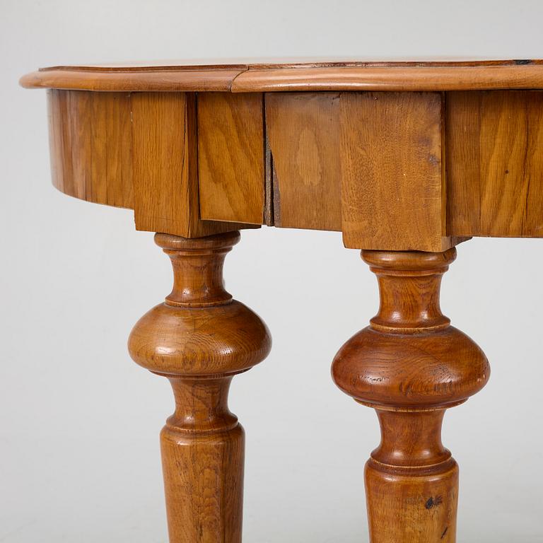 A late 19th century dining table.