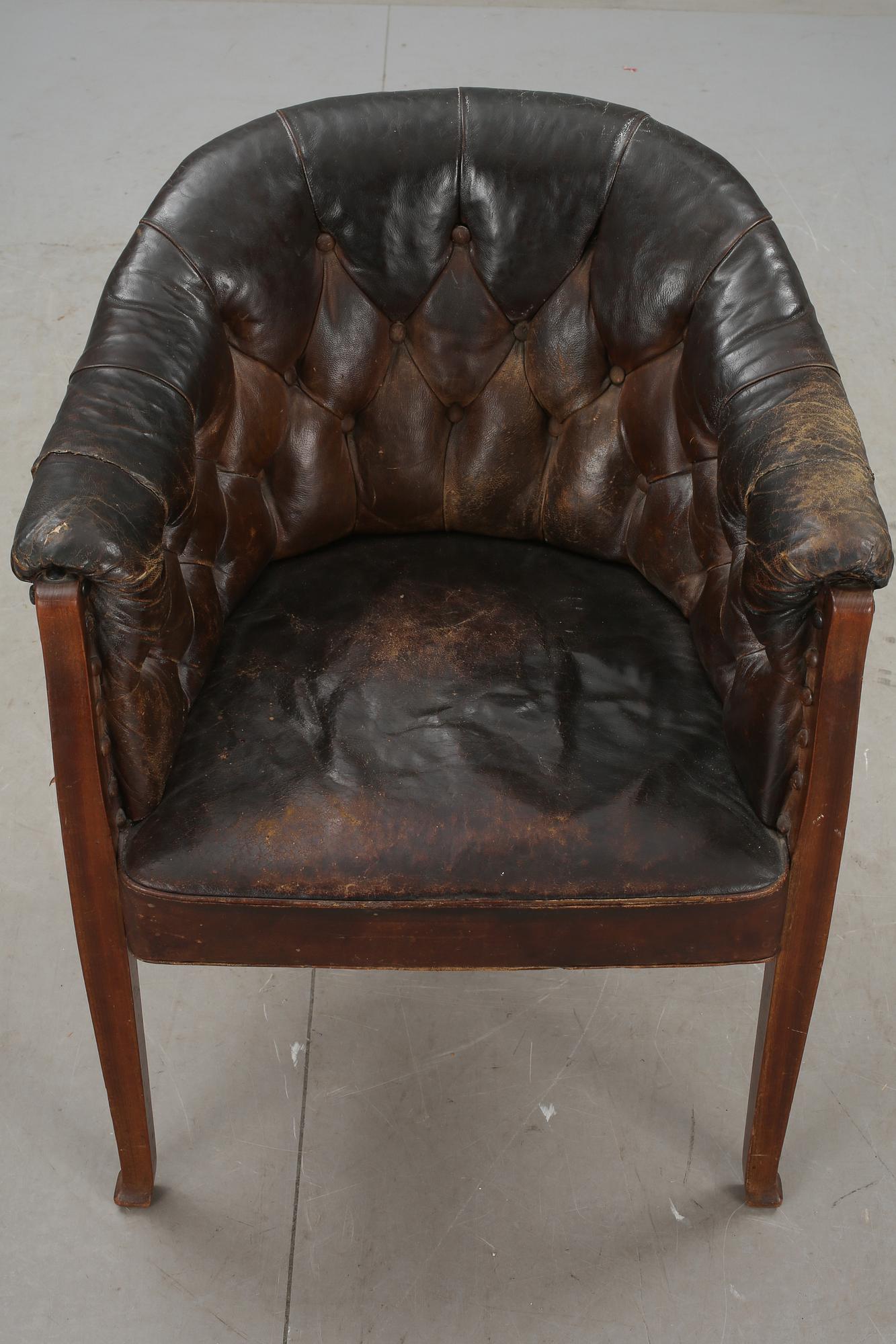 FÅTÖLJ, läderklädd, 1900-talets första hälft.