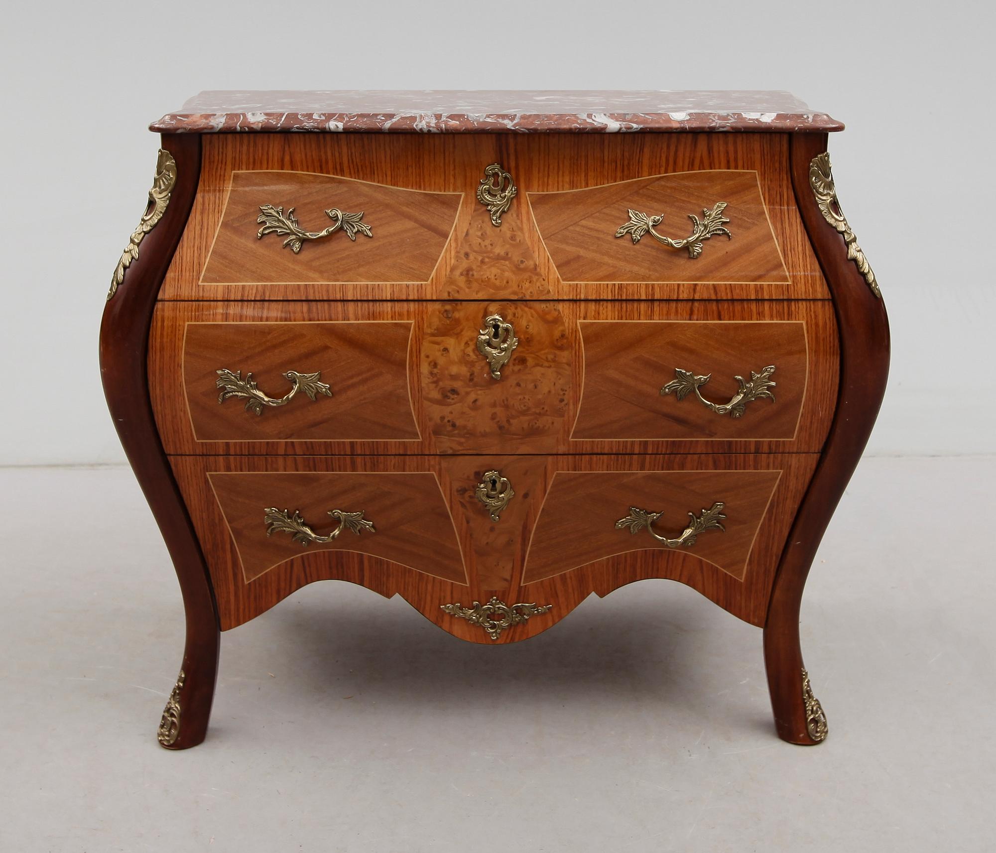 BYRÅ, rokokostil, 1900-talets andra hälft.