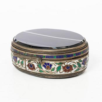 A cloisonné and agate box, first half of the 20th century.